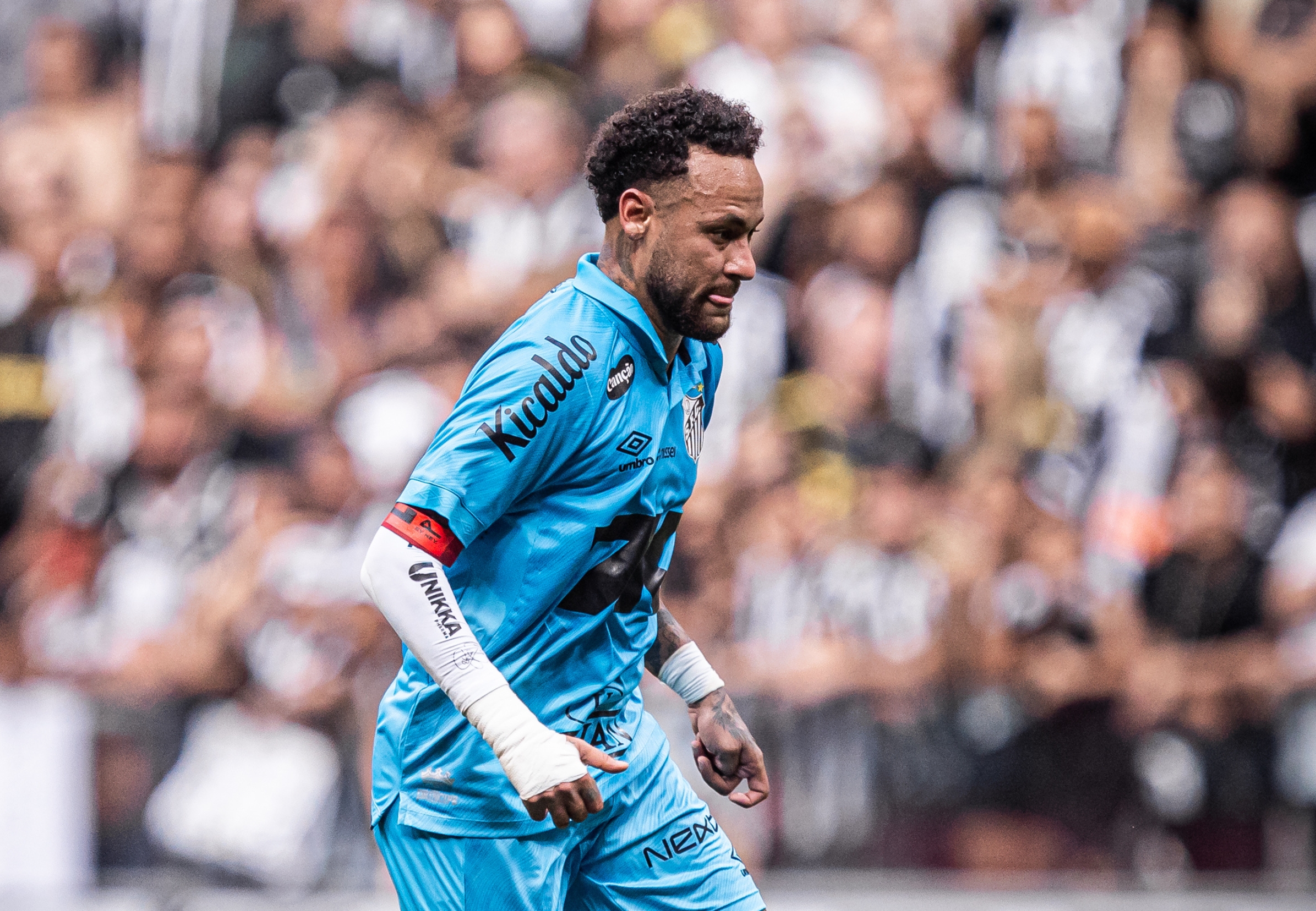 imagem da materia: Neymar desperta interesse de time do Messi, diz jornal