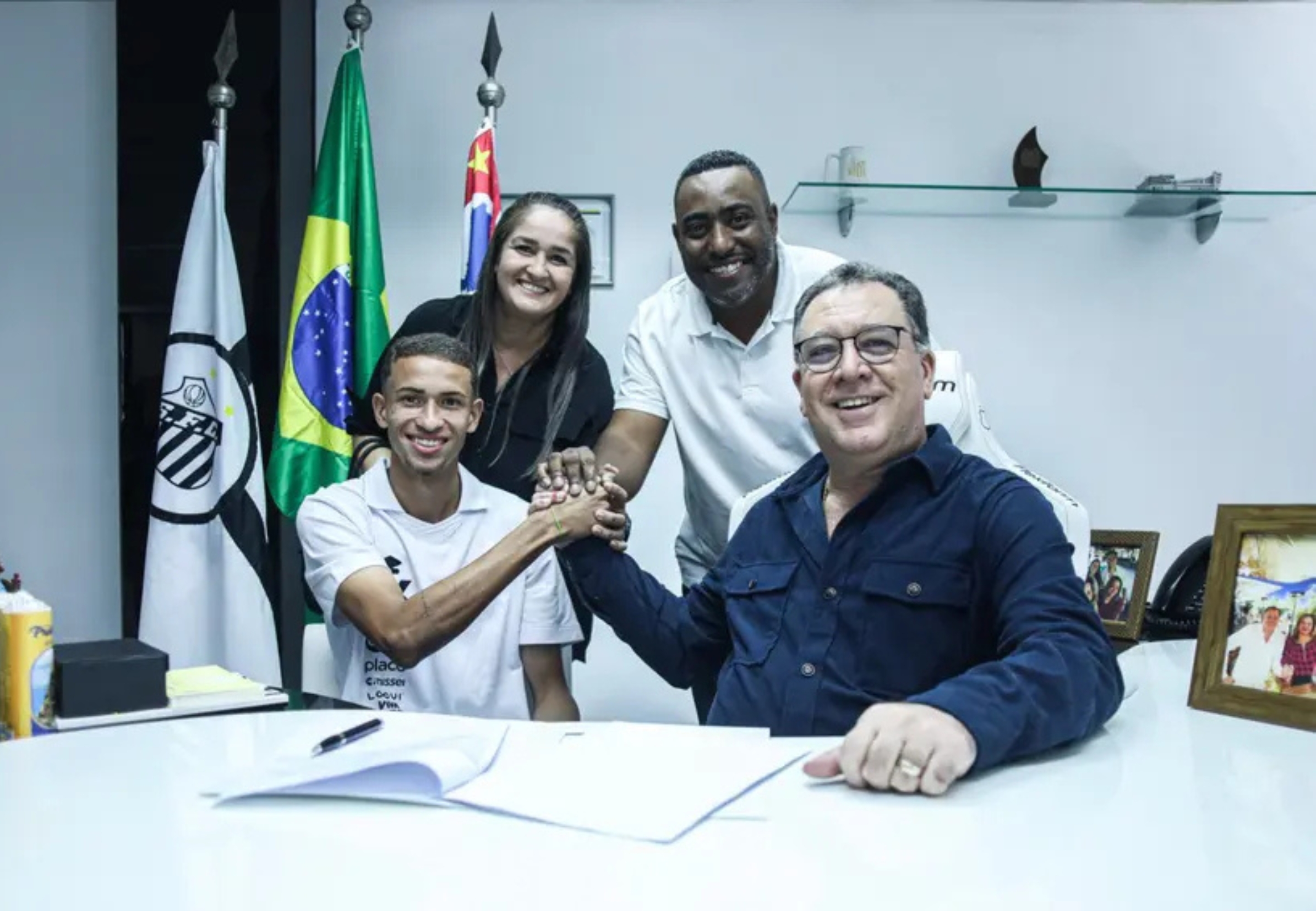 imagem da materia: Vinicius Lira renova com o Santos até 2028