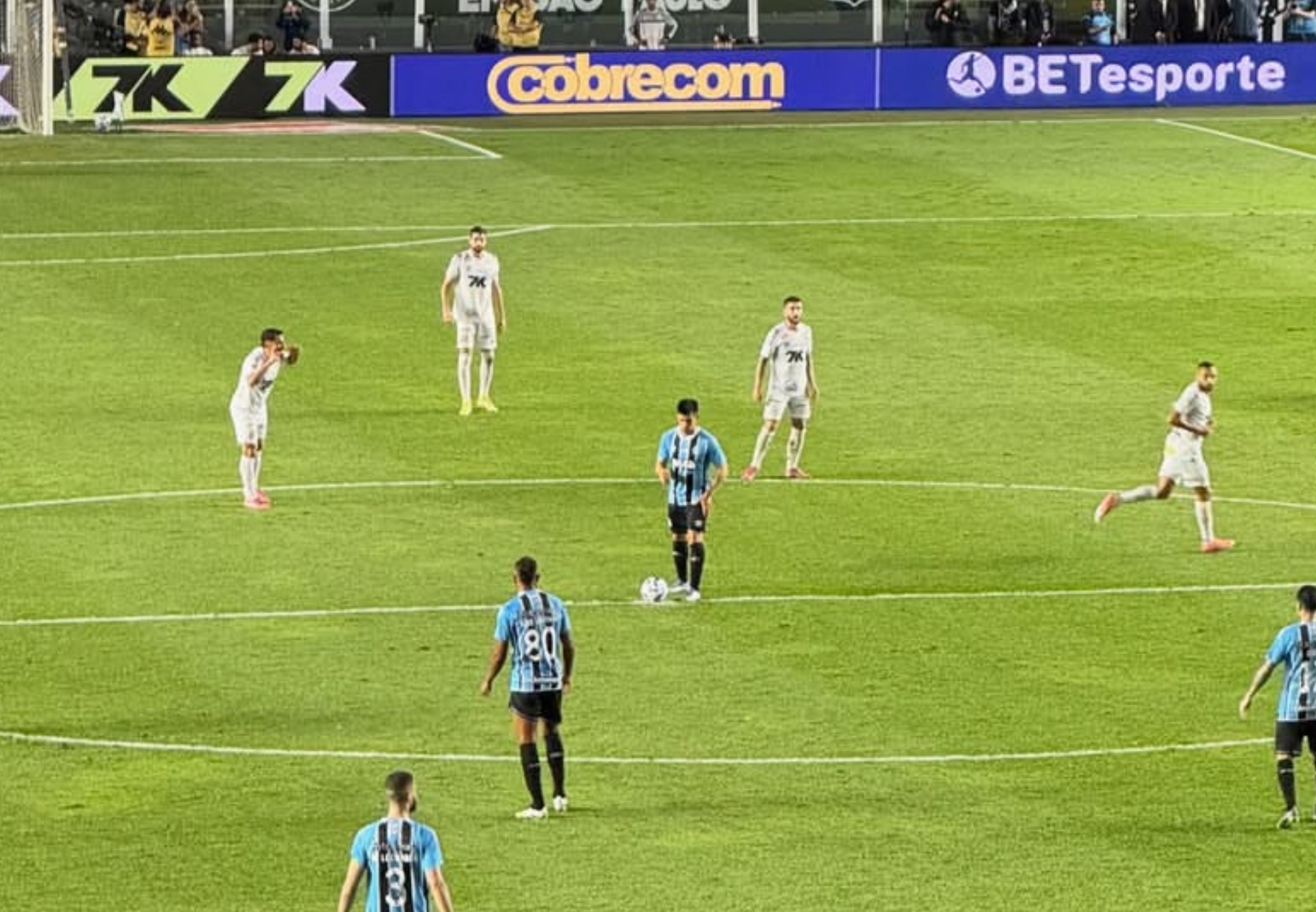 imagem da materia: Santos pressiona, mas empata em 1x1 com o Grêmio na Vila