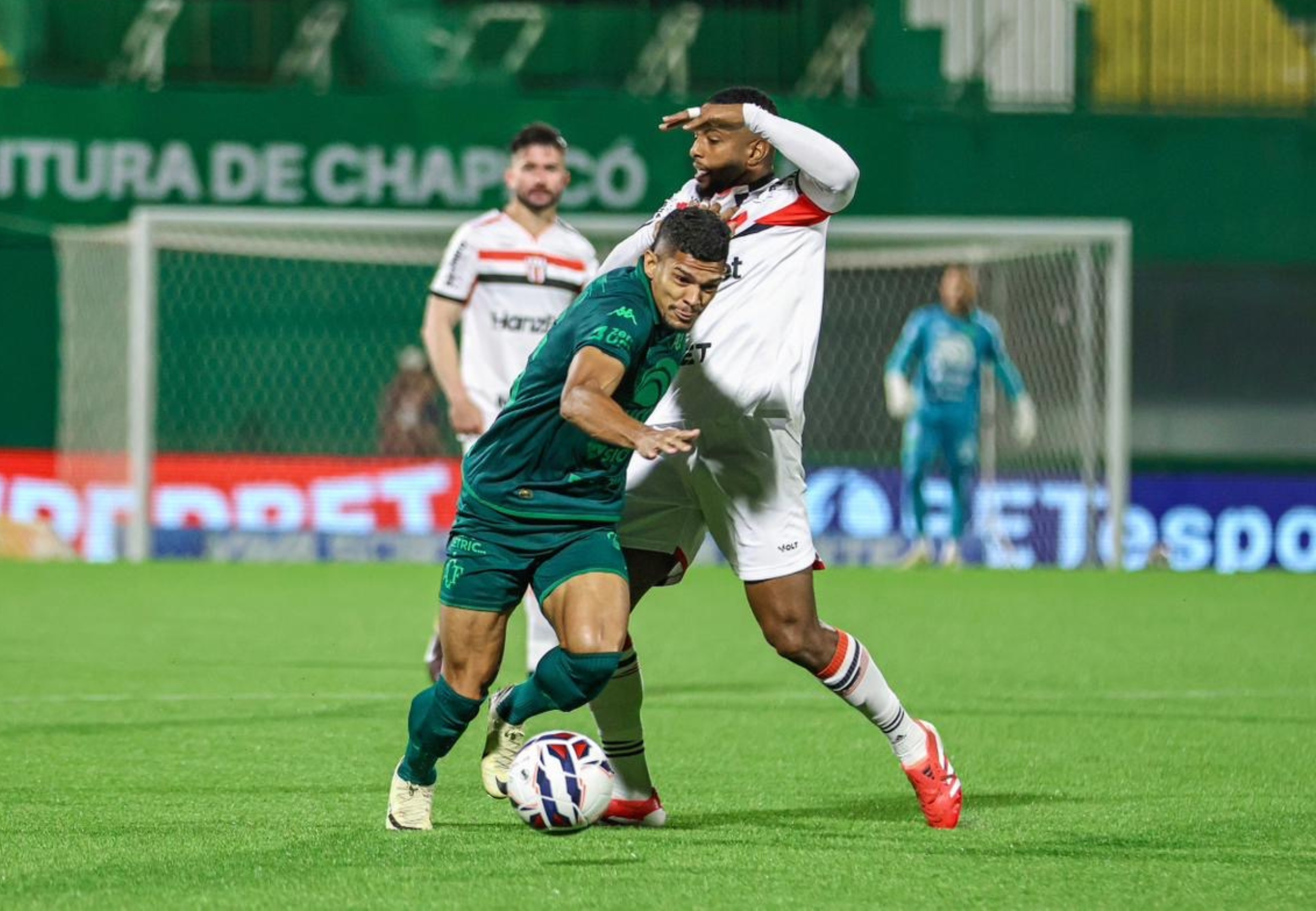 imagem da materia: Botafogo marca no fim, mas vê a Chape empatar minutos depois