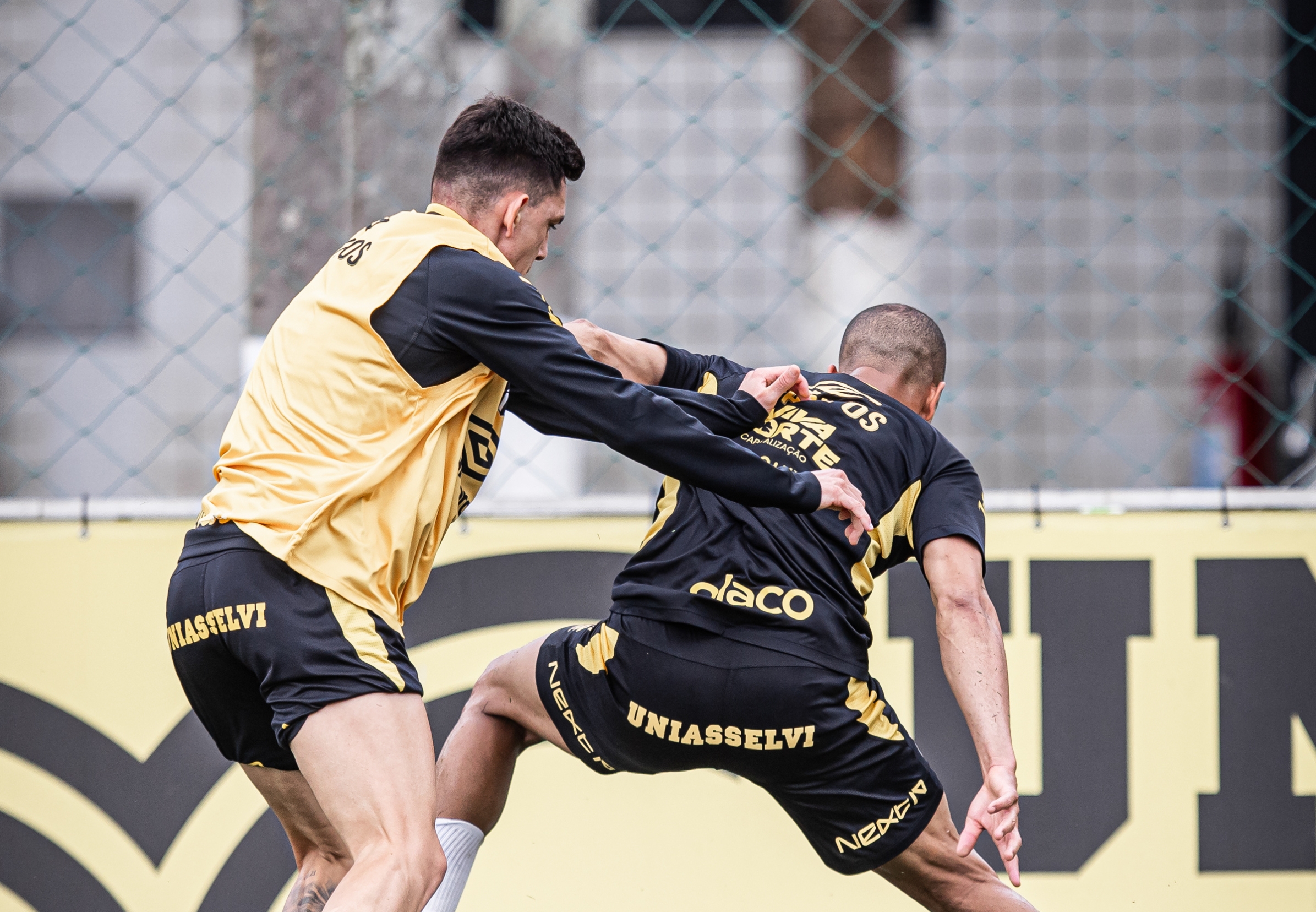imagem da materia: Santos mantém disputa aberta nas laterais antes do Ceará