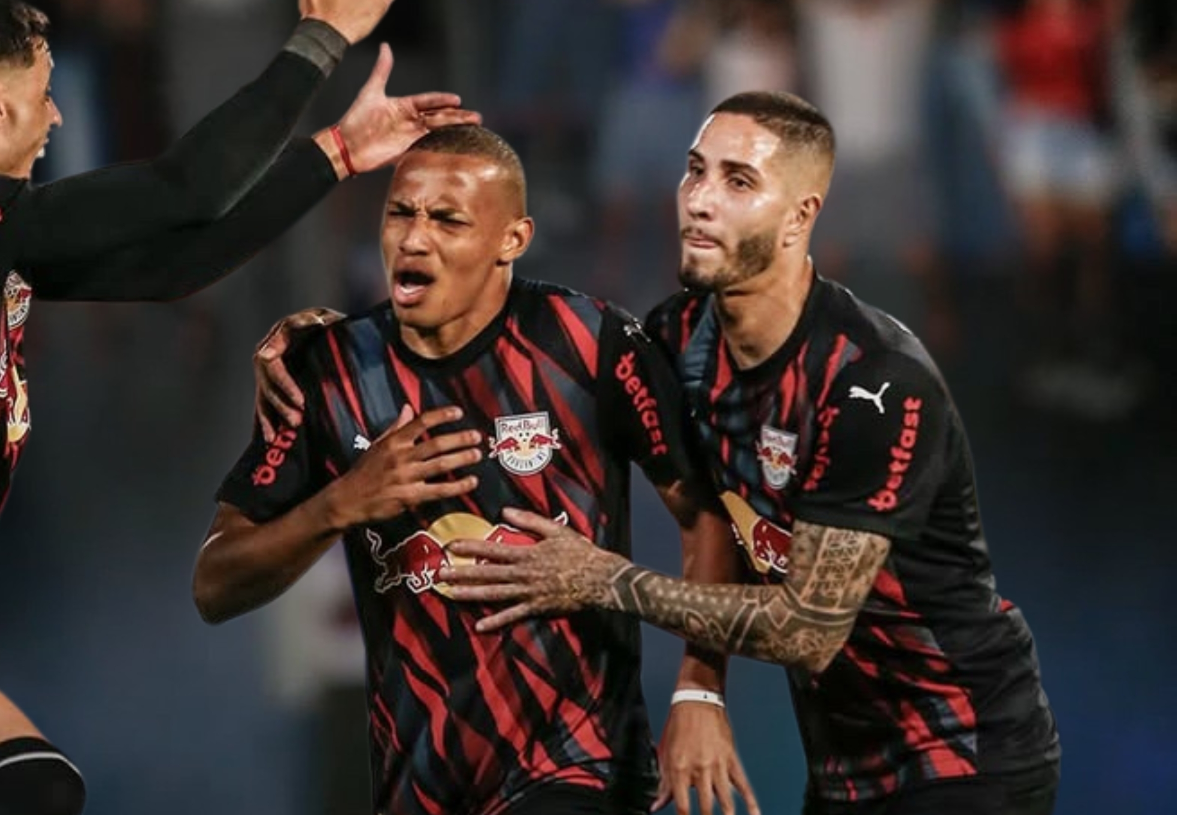imagem da materia: Com gol de pênalti no fim, Bragantino vence o Grêmio