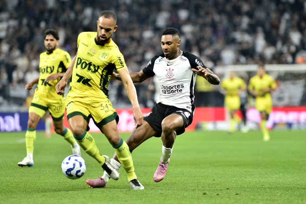 imagem da materia: Vitinho sente dores no joelho e preocupa Corinthians