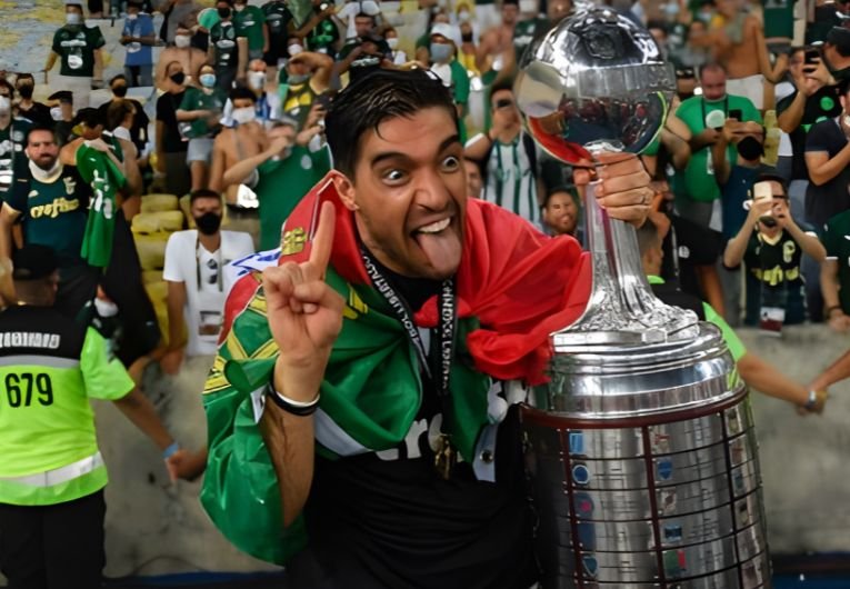 Abel Ferreira comemorando título pelo Palmeiras, símbolo da era vitoriosa do clube sob seu comando.