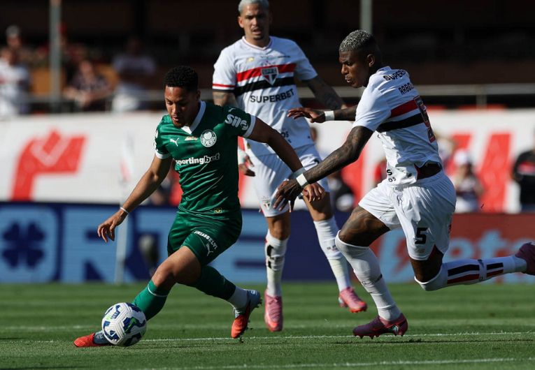 imagem da materia: Com arbitragem polêmica, Palmeiras vence São Paulo de virada