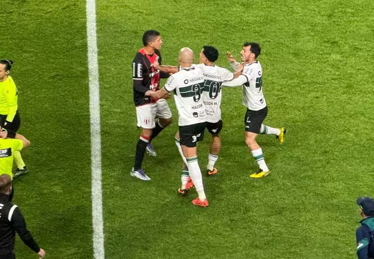 imagem da materia: Edson acusa Zeca de xenofobia antes de agressão em campo