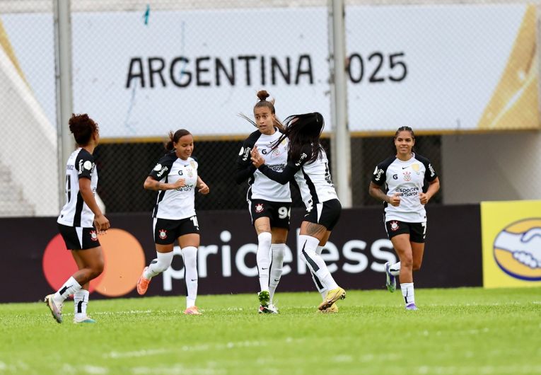 imagem da materia: Corinthians aplica 11 e vence a primeira na Libertadores