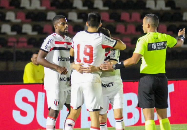 imagem da materia: Botafogo-SP marca no fim e vence Paysandu pela Série B
