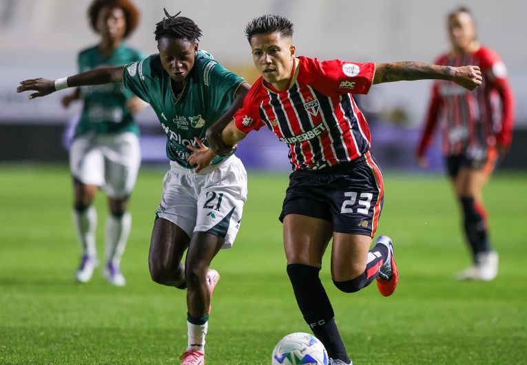 imagem da materia: São Paulo sofre com erros e é eliminado da Libertadores Feminina