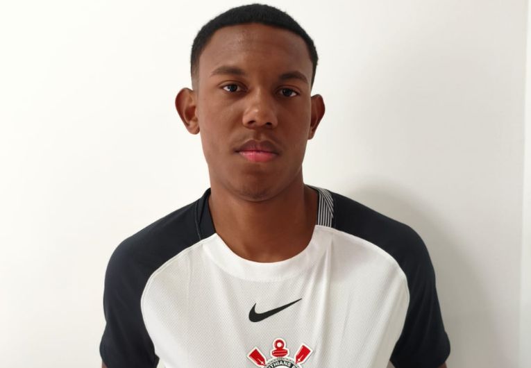 imagem da materia: Jovem assina primeiro contrato profissional com Corinthians