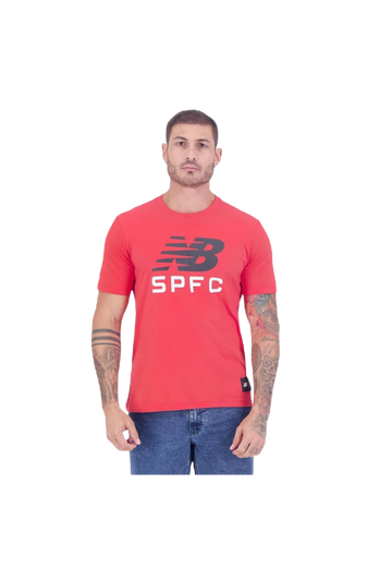 Camiseta vermelha do São Paulo FC produzida pela New Balance, modelo casual.