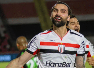 Léo Gamalho vive boa fase e se iguala na artilharia do Botafogo-SP