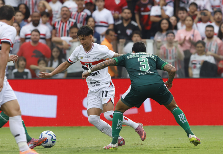 imagem da materia: Ferreirinha preocupa São Paulo após deixar campo com dores