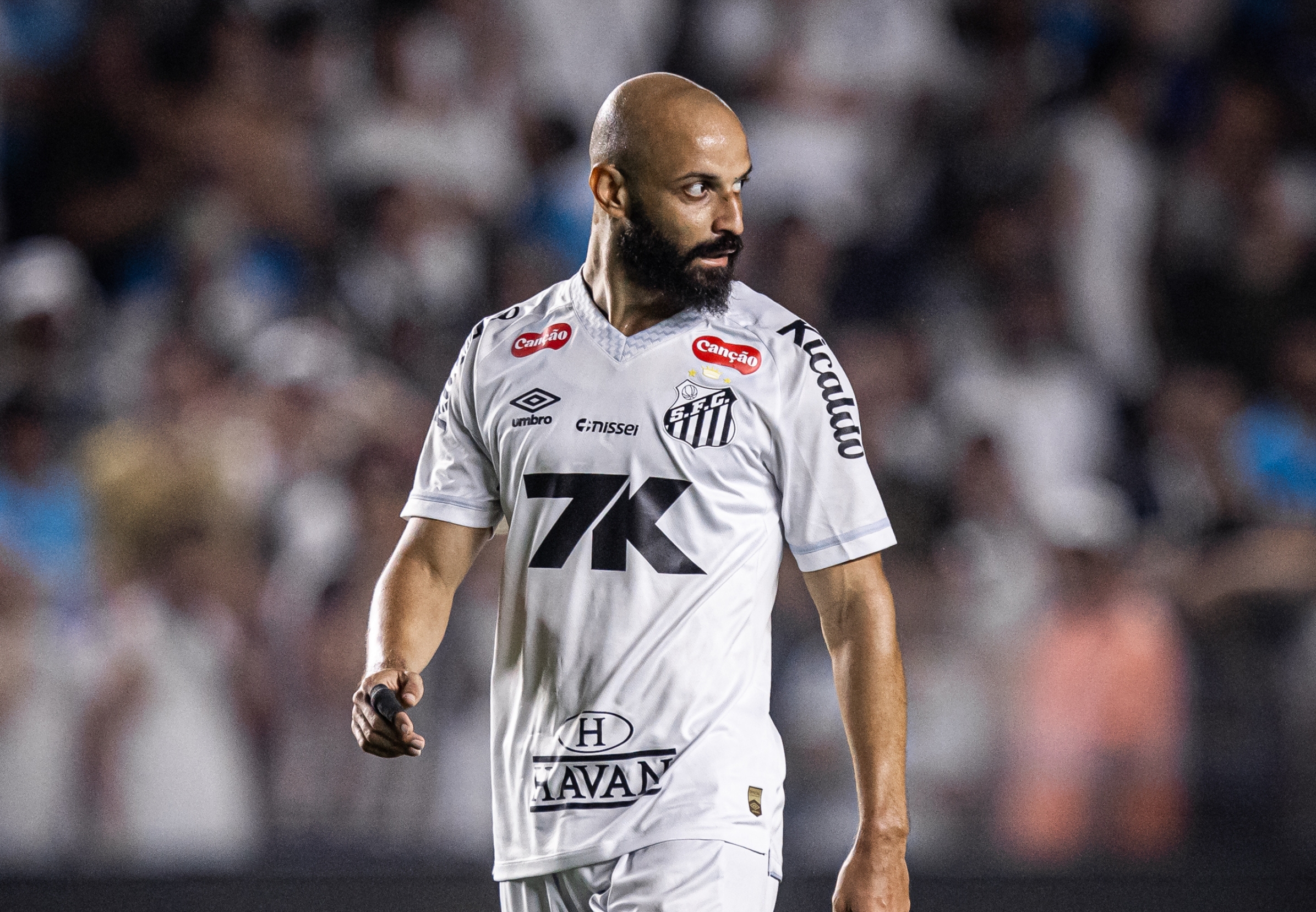 imagem da materia: Santos nega pedido de Thaciano para não jogar, mas não o relaciona