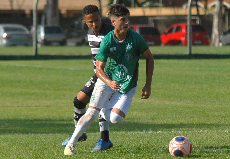 Arthur Bandeira em ação pelo Taverne, destaque revelado pelo Guarani
