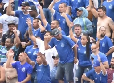 Torcida do Lemense reunida no estádio durante jogo do clube.