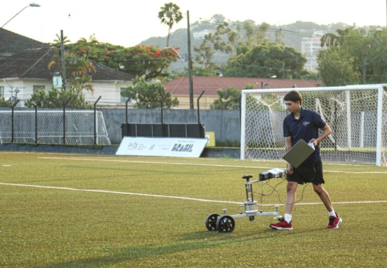 imagem da materia: CT do Santos recebe gramado sintético aprovado pela FIFA