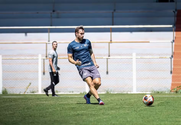 imagem da materia: Ponte acerta com volante ex-Ferroviária para Série B de 2026