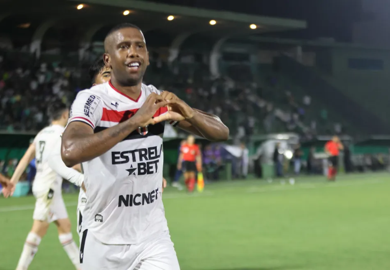 imagem da materia: Náutico tenta contratação de Jonas Toró e Botafogo avalia