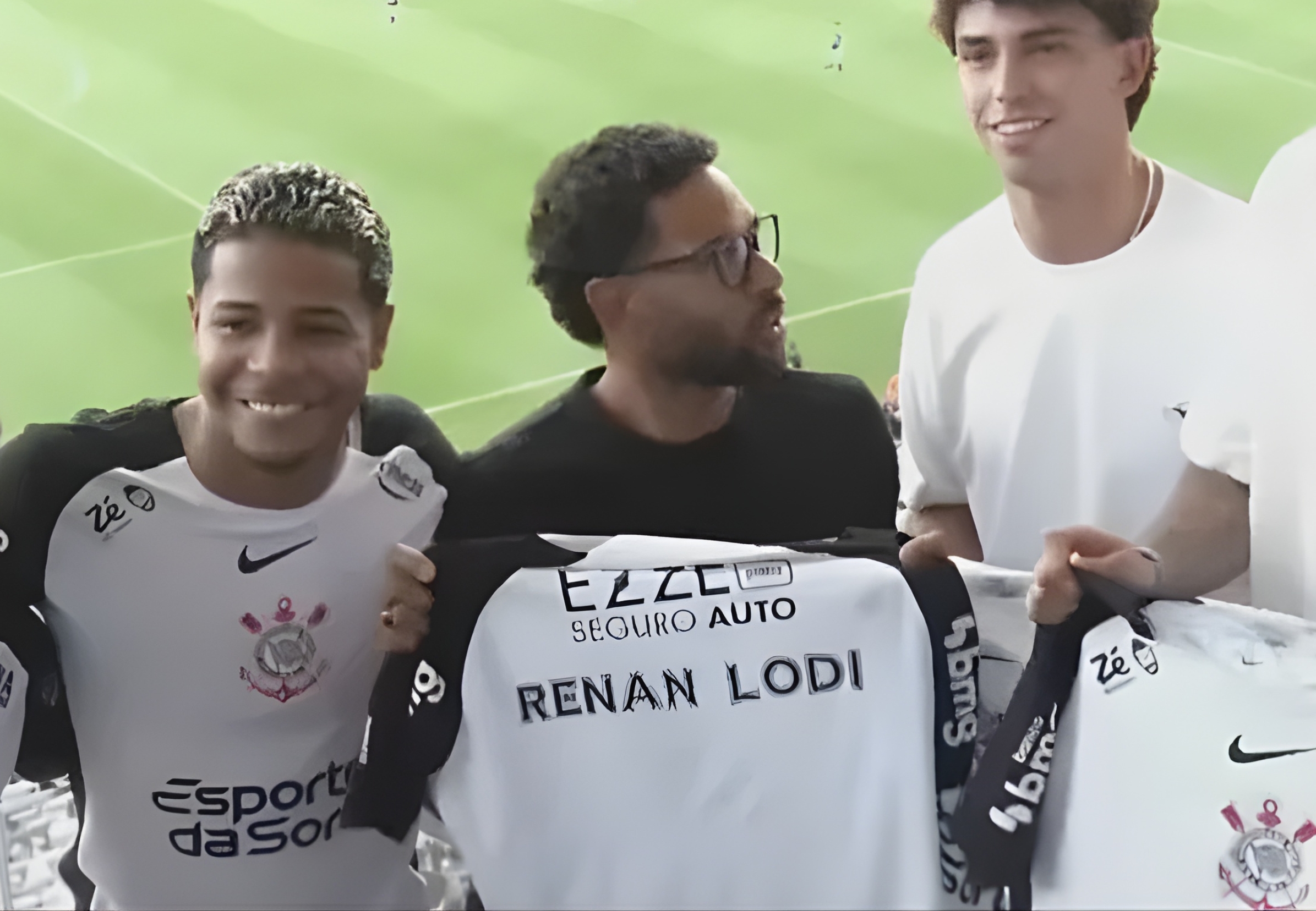 imagem da materia: Renan Lodi aparece na Arena e rumores surgem no Corinthians