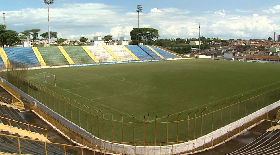 Estádio Municipal Doutor José Lancha Filho, conhecido como Lanchão, localizado em Franca, São Paulo, visto do gramado com arquibancadas ao fundo.