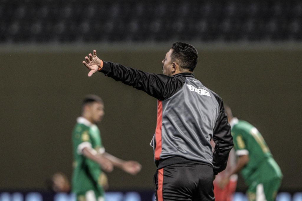 Rodrigo Paulista observa a partida entre Palmeiras e Referência FC pela Copinha 2025, no jogo que terminou 2 a 1 para o Palmeiras.