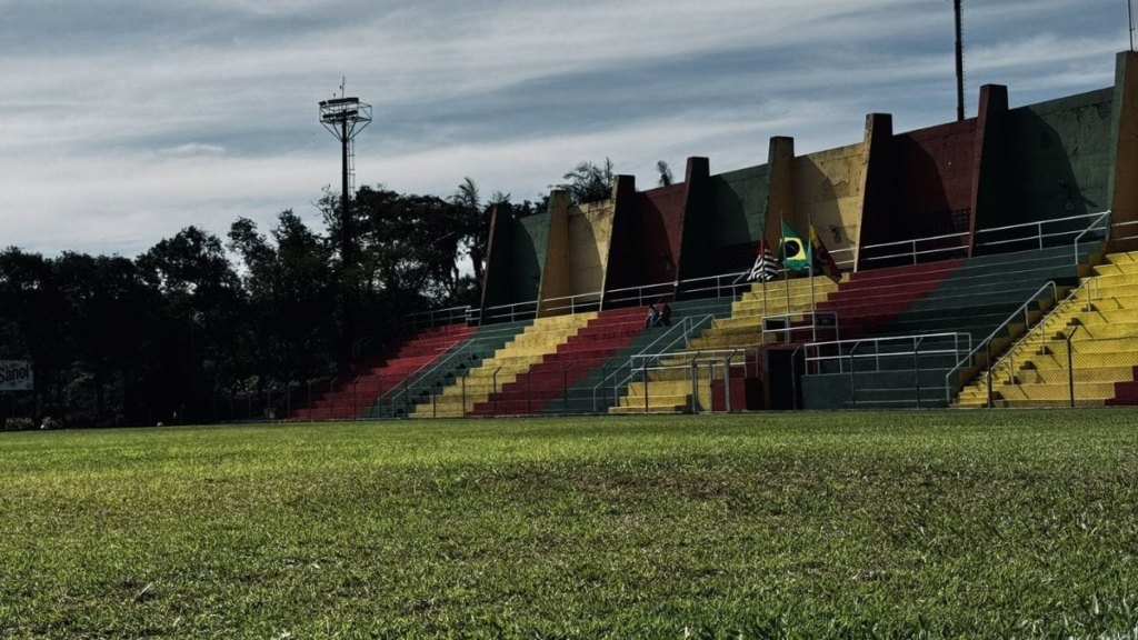 Estádio Hermínio Espósito em Embu das Artes, sede do Grupo 26 da Copinha 2026