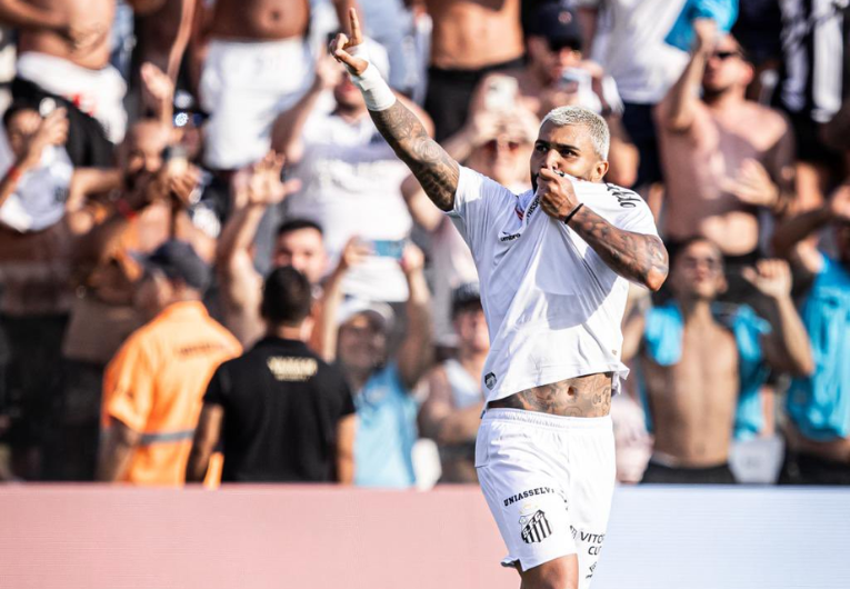 imagem da materia: Com gol de Gabigol, Santos vira no final e estreia com vitória no Paulistão