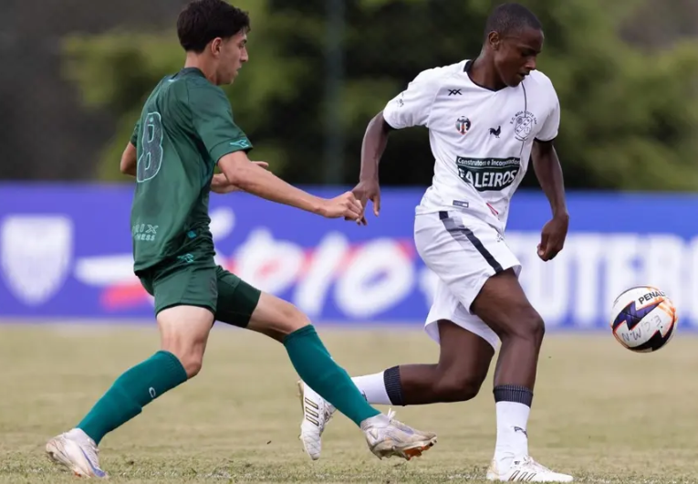 Meia Noite vence Coritiba e se classifica na Copinha