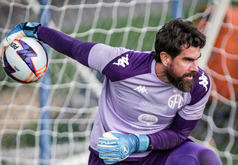 imagem da materia: Após curta passagem no Guarani, Fernando Miguel se aposenta