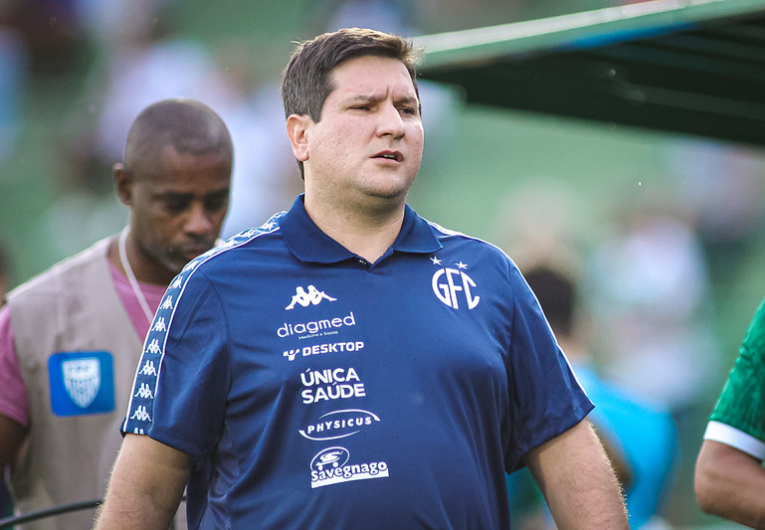 imagem da materia: Guarani demite Matheus Costa, mas volta atrás e treinador segue no clube