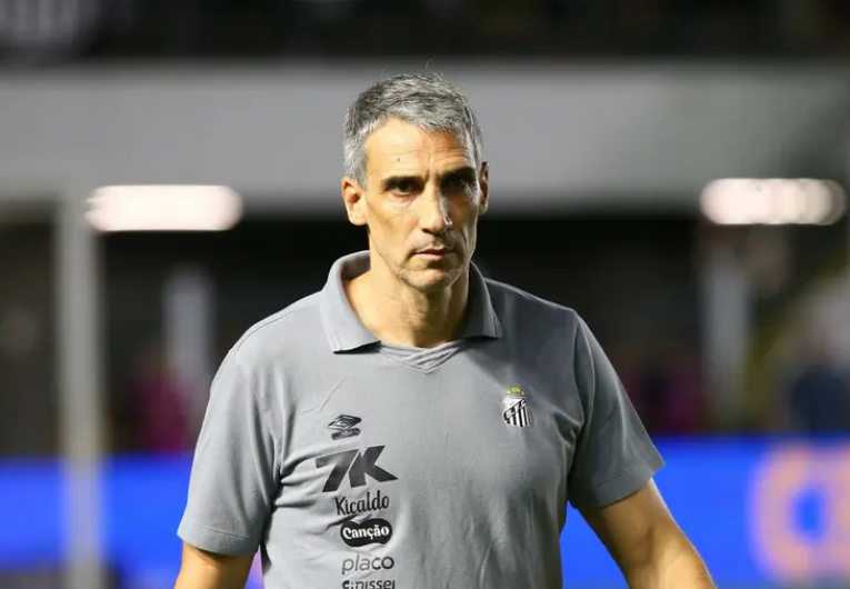 imagem da materia: Vojvoda lamenta derrota no clássico e elogia postura do Santos
