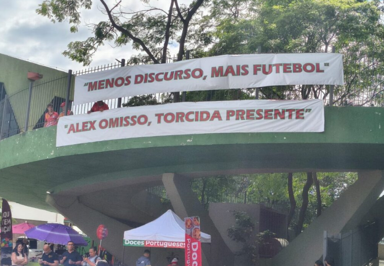 imagem da materia: Torcida da Portuguesa protesta antes do jogo contra o Velo Clube