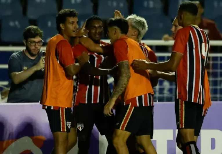imagem da materia: São Paulo vence o Bragantino nos pênaltis pela Copinha