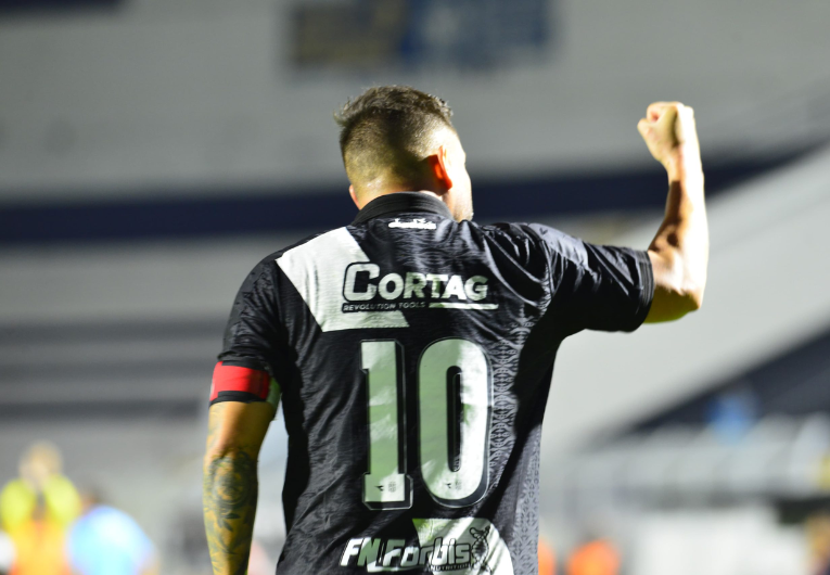 imagem da materia: Elvis acerta retorno à Ponte Preta e fica à disposição para o dérbi