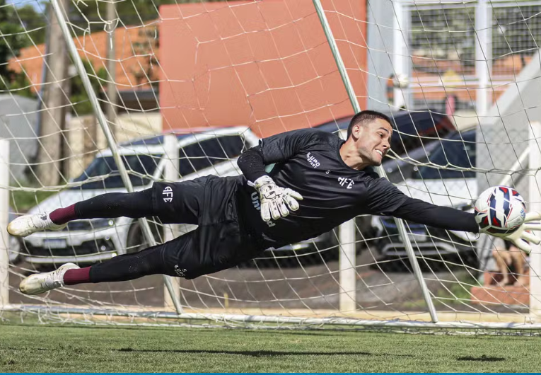 imagem da materia: Ferroviária renova com Dênis Júnior