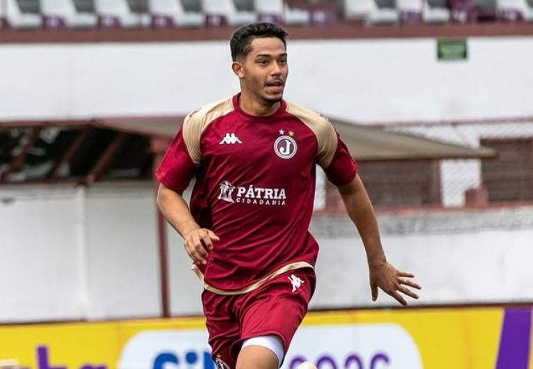 imagem da materia: Juventus contrata zagueiro Vitor Graziani