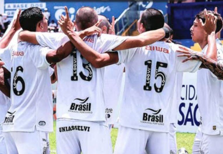 imagem da materia: Santos se mantém 100% e elimina o São-Carlense; Portuguesa Santista é eliminada sem marcar gols.