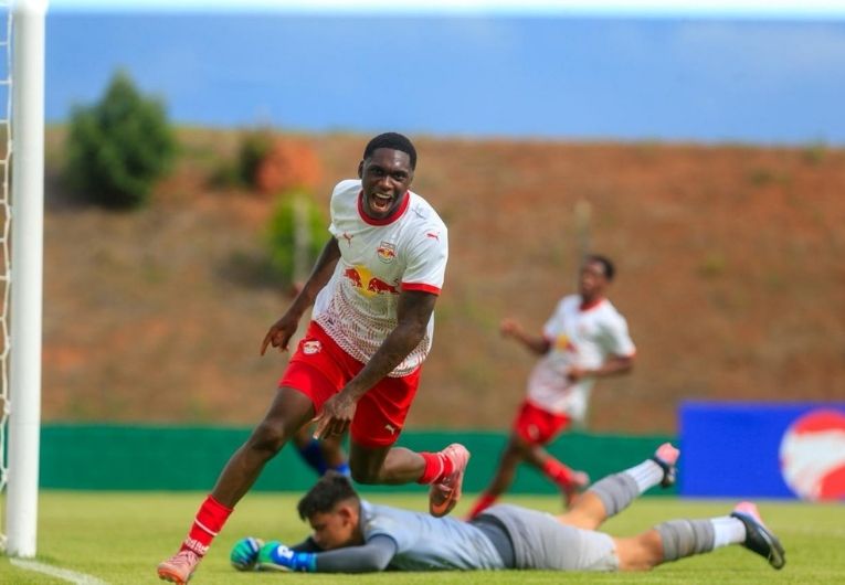 imagem da materia: Bragantino goleia Canaã e avança na Copinha