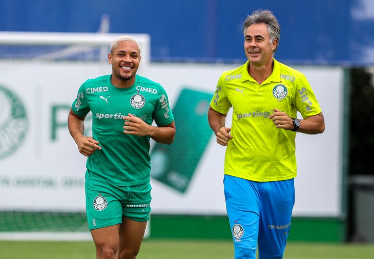 imagem da materia: Vitor Roque treina e tem lesão no joelho descartada