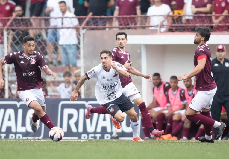 imagem da materia: Gol contra no fim garante empate entre Juventus e Ituano