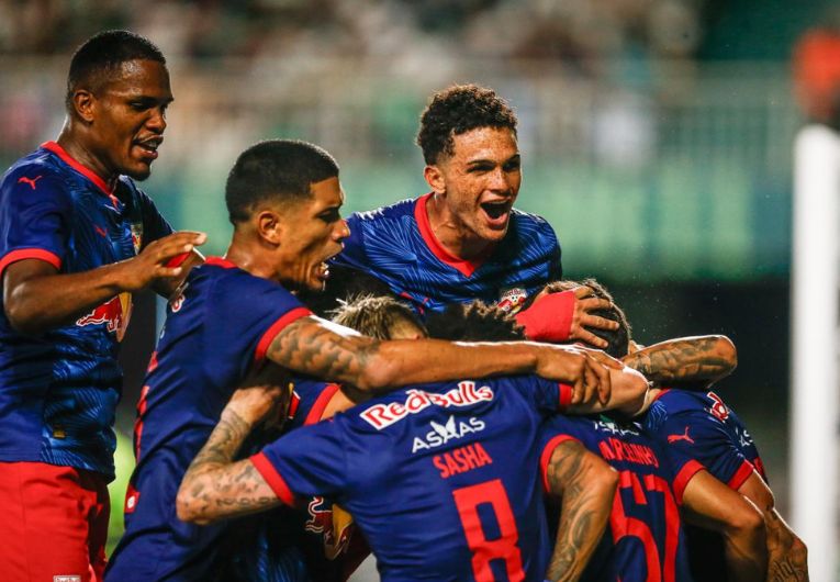 imagem da materia: Com gol nos acréscimos, Bragantino derrota Coritiba no Brasileirão