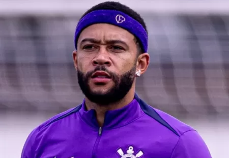 imagem da materia: Dorival descarta retorno de Memphis Depay no clássico contra o Santos