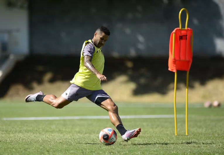 imagem da materia: Serginho treina na Ponte Preta e aguarda definição contratual