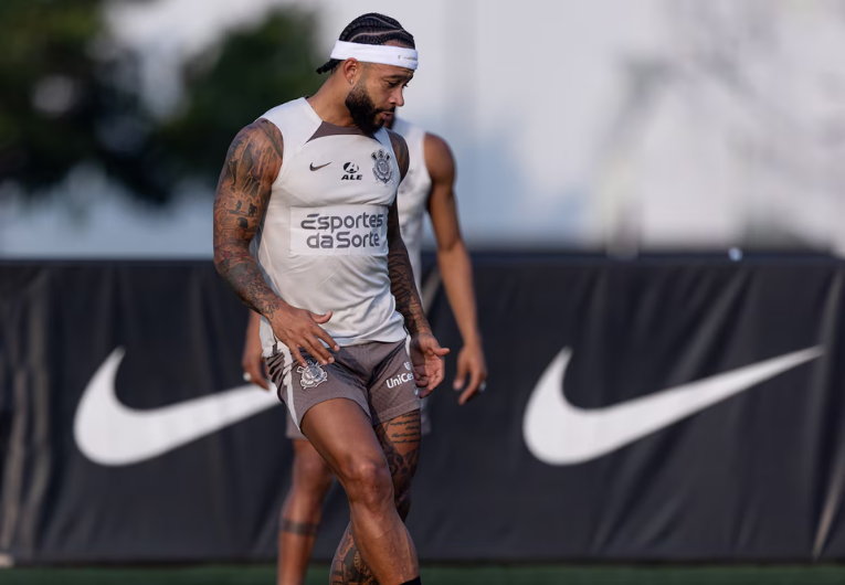 imagem da materia: Memphis Depay adia estreia e segue em recuperação