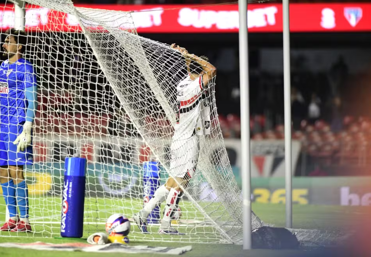 imagem da materia: Calleri pede desculpas por gol perdido em derrota do São Paulo