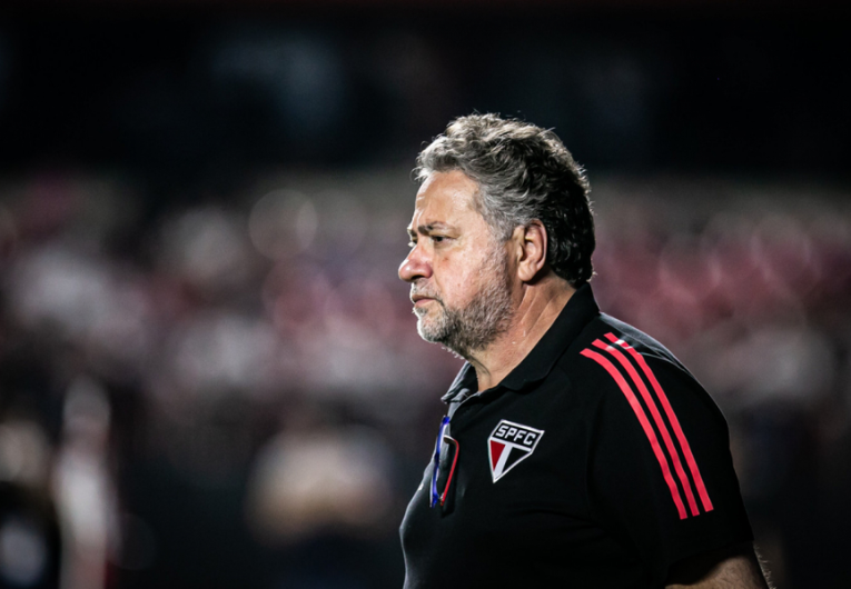 imagem da materia: Julio Casares perde apoio e Conselho se divide antes do impeachment