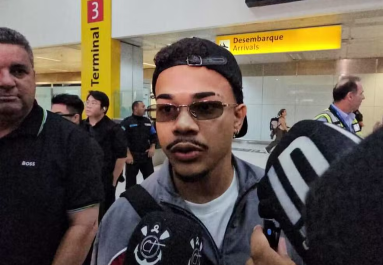 imagem da materia: Novo reforço do Corinthians, Kaio César chega ao Brasil e projeta estreia