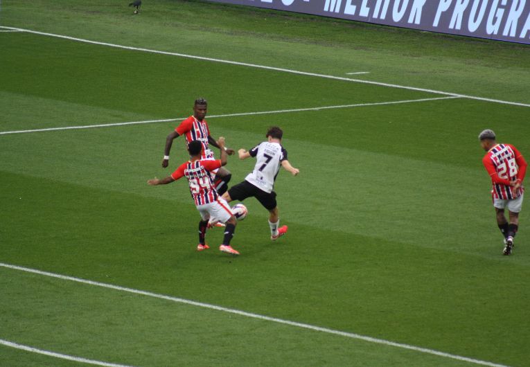 imagem da materia: Corinthians marca no fim e empata com São Paulo em Itaquera