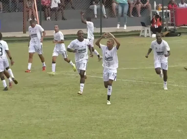 Meia Noite vence Coritiba e se classifica na Copinha